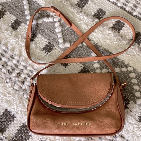 Marc Jacobs cross body, barely used. - Picture 3 of 3